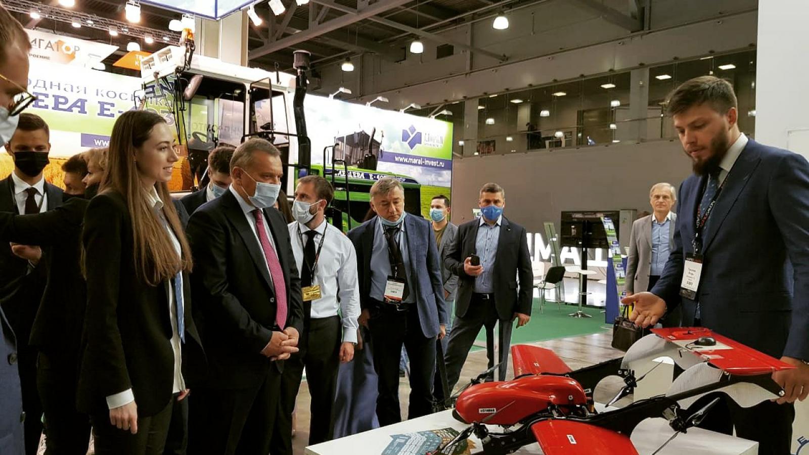 Посетители интересуются на стенде компании на Агросалон