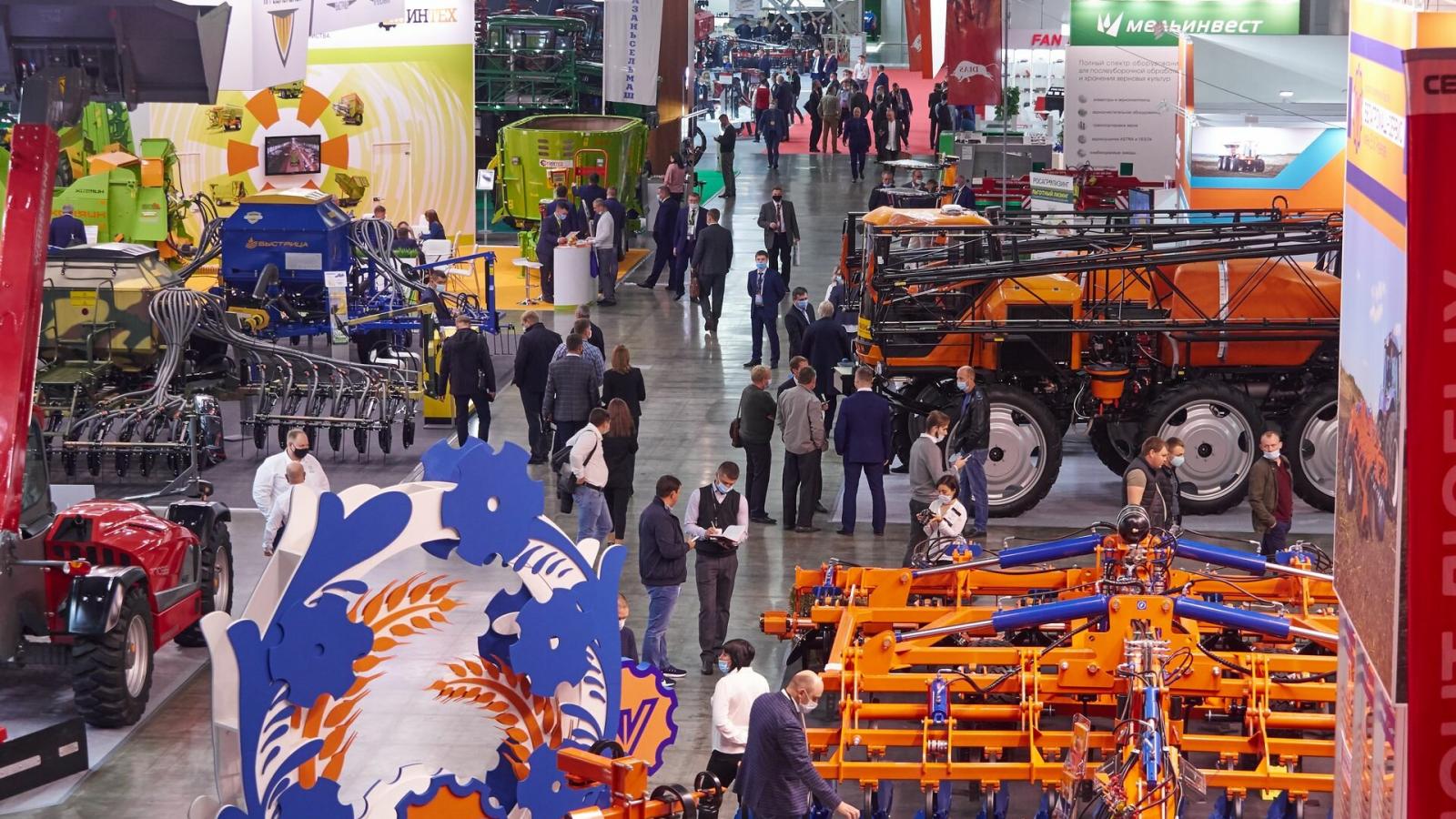 посетители в зале Агросалон 2020